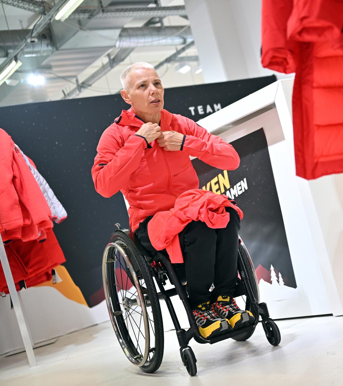 Andrea Eskau bei der Einkleidung zu den Paralympics 2026.