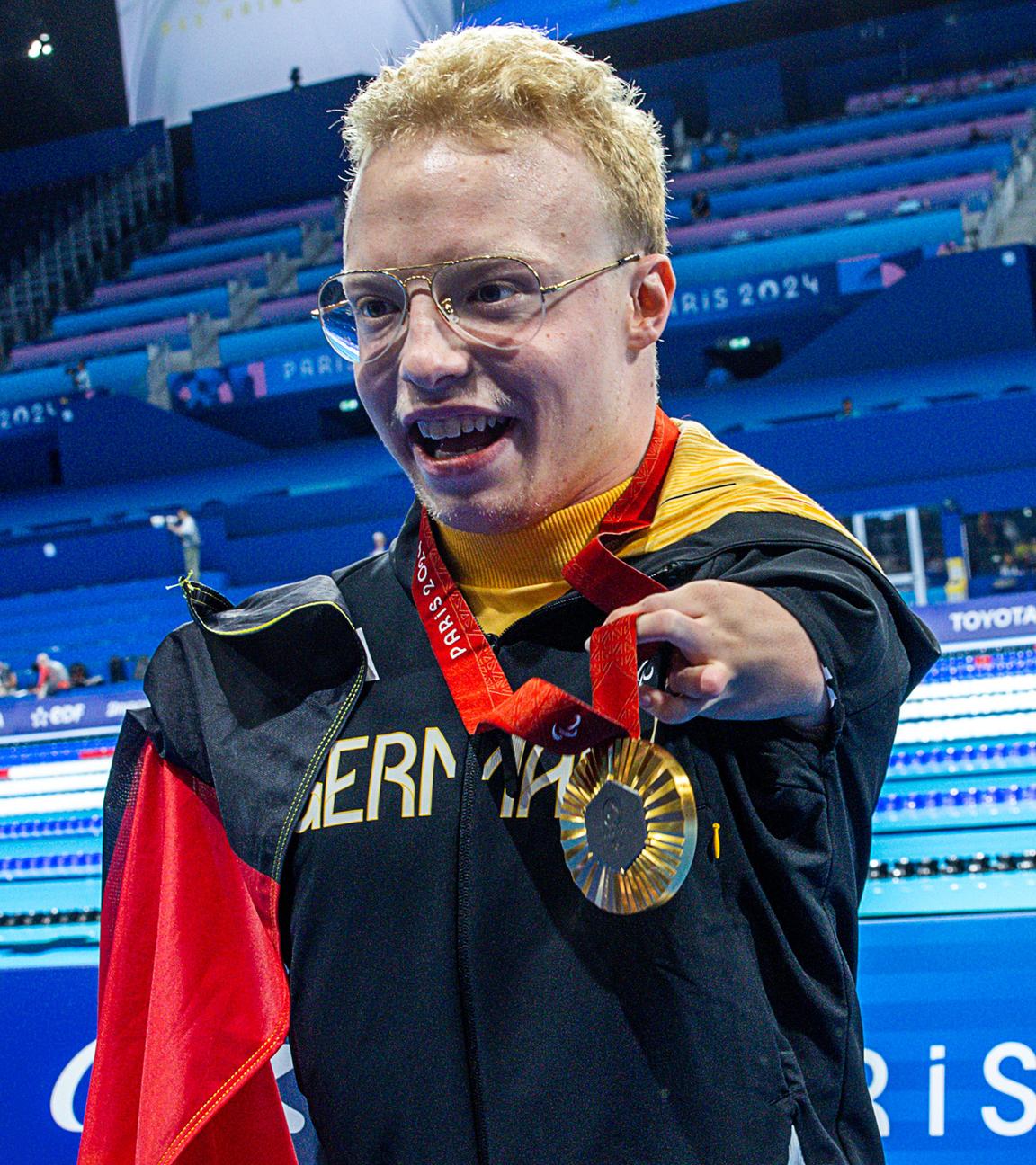 Deutschlands Josia Tim Alexander Topf mit seiner Goldmedaille.