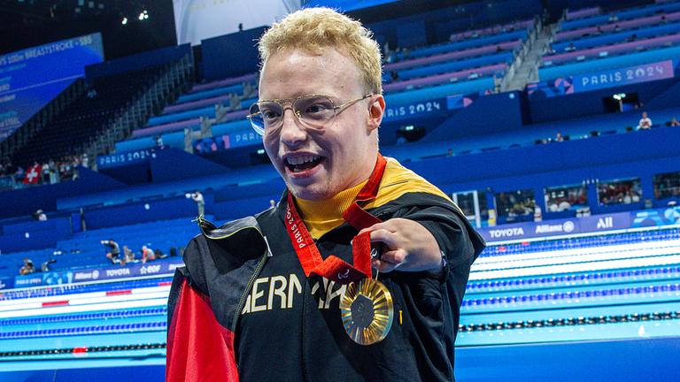Deutschlands Josia Tim Alexander Topf mit seiner Goldmedaille.