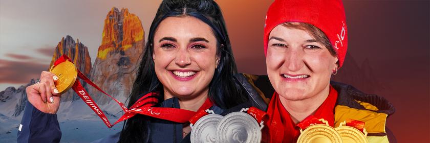 Monoskifahrerin Anna-Lena Forster und Snowboarderin Brenna Huckaby halten stolz ihre Gold- und Silber-Medaillen in die Kamera.