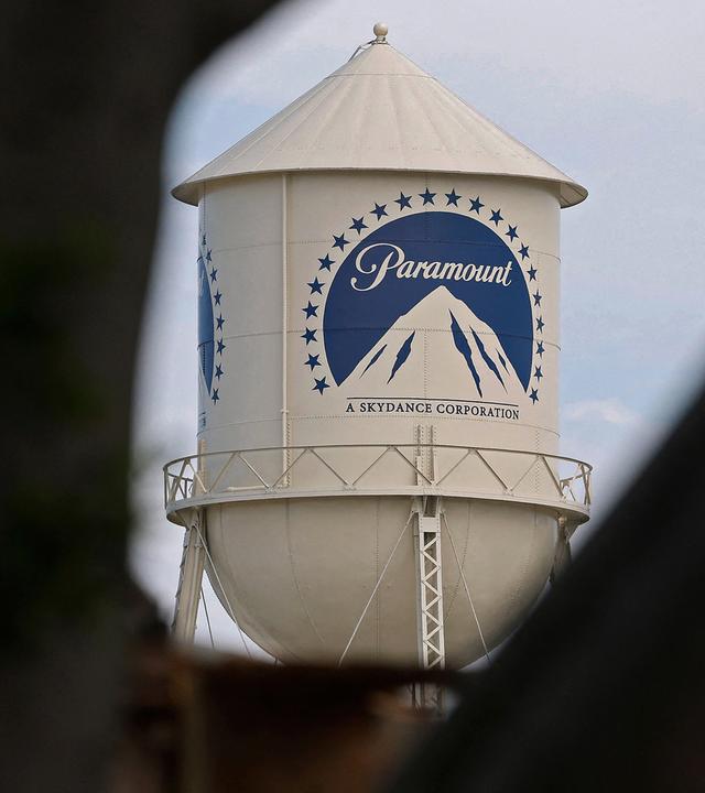 Das Paramount-Logo ist auf einem Wasserturm auf dem Gelände der Paramount Studios in Los Angeles, Kalifornien, zu sehen, aufgenommen am 13.07.2026