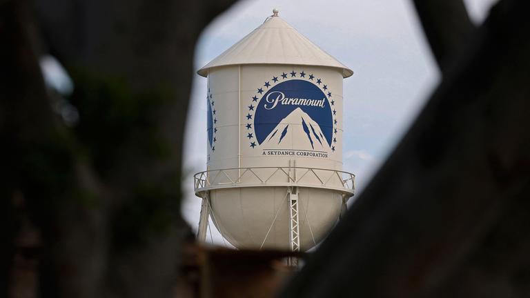 Das Paramount-Logo ist auf einem Wasserturm auf dem Gelände der Paramount Studios in Los Angeles, Kalifornien, zu sehen, aufgenommen am 13.07.2026