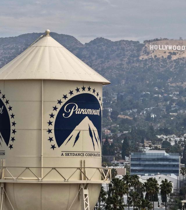 Das Paramount-Logo auf einem Wasserturm auf dem Gelände der Paramount Studios zu sehen.
