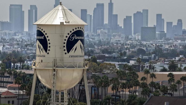 USA: Paramount-Logo auf einem Wasserturm auf dem Gelände der Paramount Studios in Los Angeles, Kalifornien