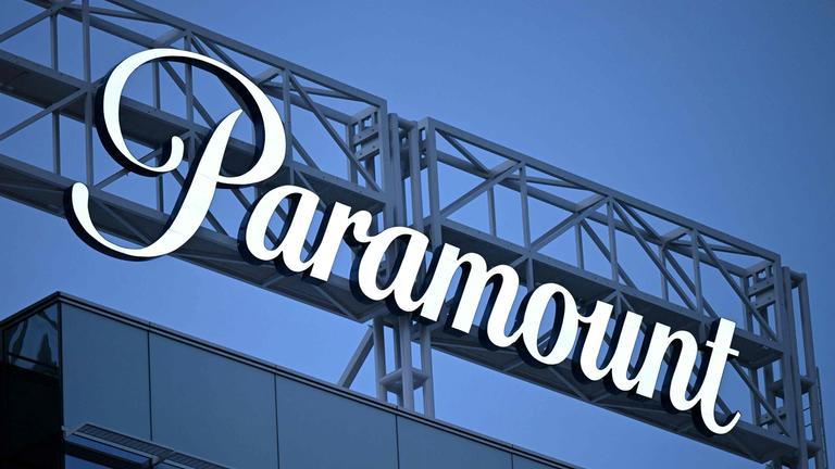 Die Firmenlogos von Paramount, Warner Bros und Netflix an ihren jeweiligen Firmengebäuden.