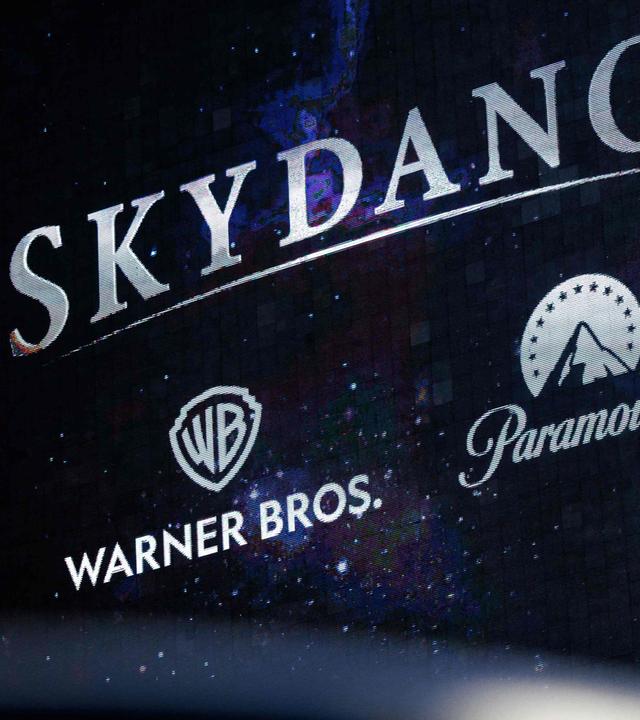 Eine Werbetafel von Skydance vor der Zentrale von Paramount Global am Times Square am 6. Oktober 2026 in New York.