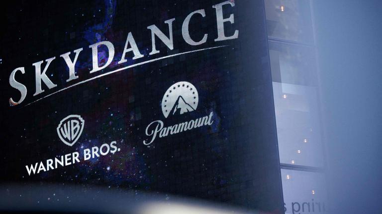 Eine Werbetafel von Skydance vor der Zentrale von Paramount Global am Times Square am 6. Oktober 2026 in New York.