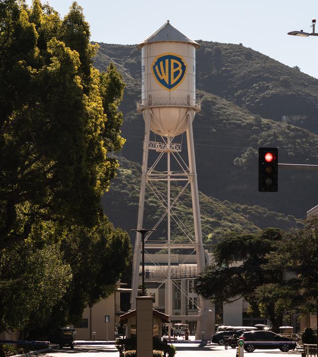 Der Warner Bros. Wasserturm ist in den Warner Bros. Studios zu sehen.