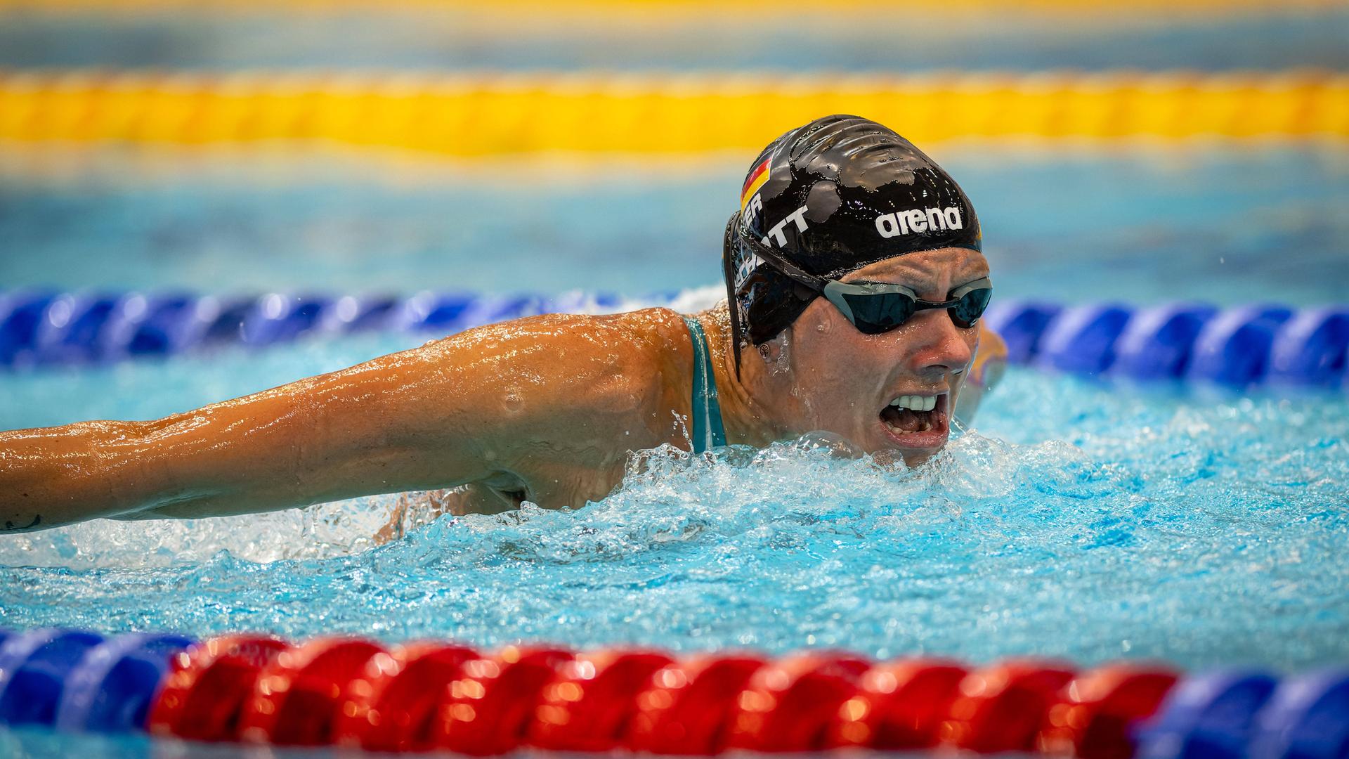 Die deutsche Paraschwimmerin Verena Schott in Aktion bei der internatinalen deutschen Meisterschaft 2023.