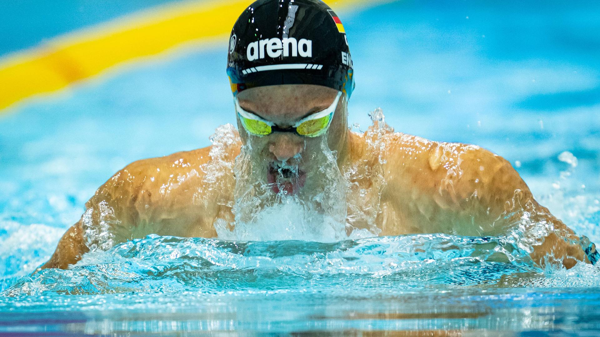 Der deutsche Schwimmer Taliso Engel beim Brustschwimmen.