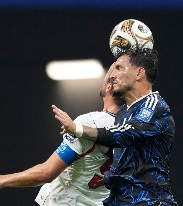 Der englische Nationalspieler Harry Kane liefert sich mit seinem argentinischen Kontrahenten Leandro Paredes ein Kopfbalduell