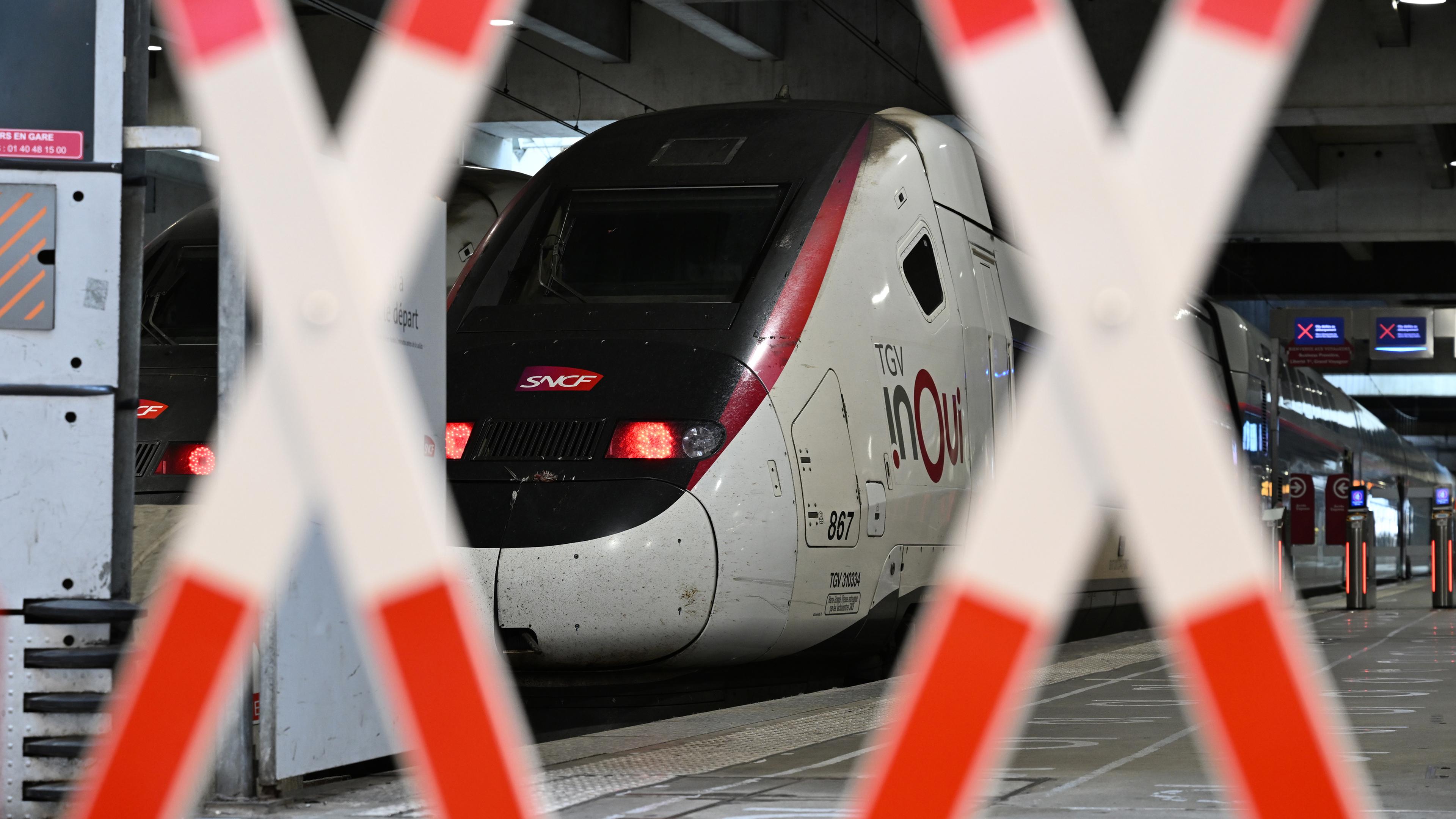 Vor den Olympischen Sommerspielen, Olympia Paris 2024, Olympia, Ein TGV der französischen Eisenbahngesellschaft SNCF steht im Bahnhof Gare Montparnasse.