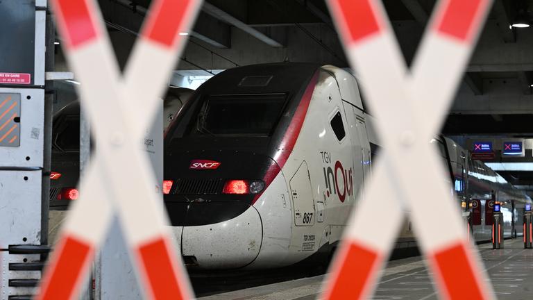 Vor den Olympischen Sommerspielen, Olympia Paris 2024, Olympia, Ein TGV der französischen Eisenbahngesellschaft SNCF steht im Bahnhof Gare Montparnasse.