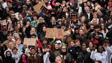 Erneut gehen zehntausende Menschen in ganz Frankreich auf die Straße.