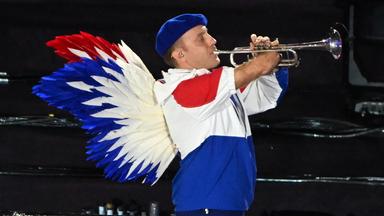 Ein Trompeter spielt die französische Nationalhymne "Marseillaise" bei der Abschlussfeier der Paralympischen Spielen.