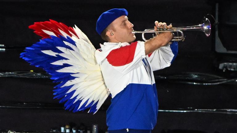 Ein Trompeter spielt die französische Nationalhymne "Marseillaise" bei der Abschlussfeier der Paralympischen Spielen.