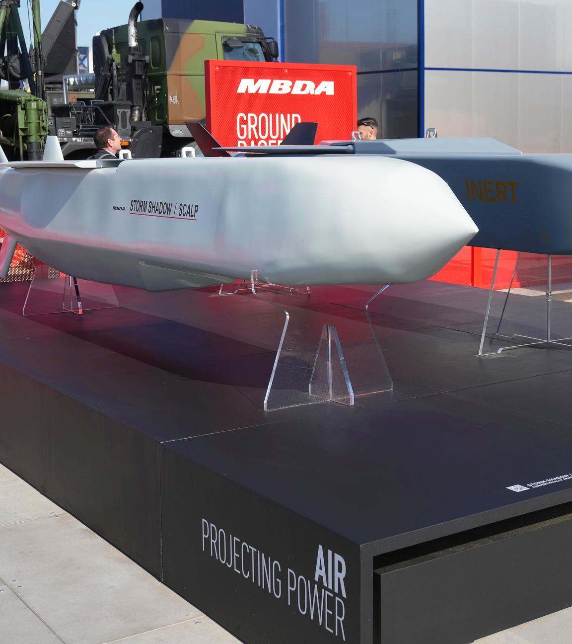 Ein luftgestützter Marschflugkörper des Typs Storm Shadow von MBDA wird auf der Paris Air Show ausgestellt.