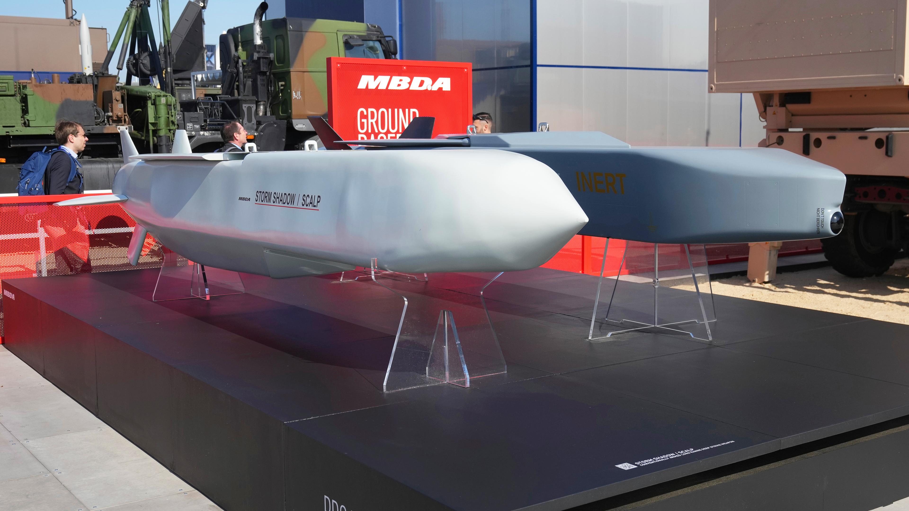 Ein luftgestützter Marschflugkörper des Typs Storm Shadow von MBDA wird auf der Paris Air Show ausgestellt.