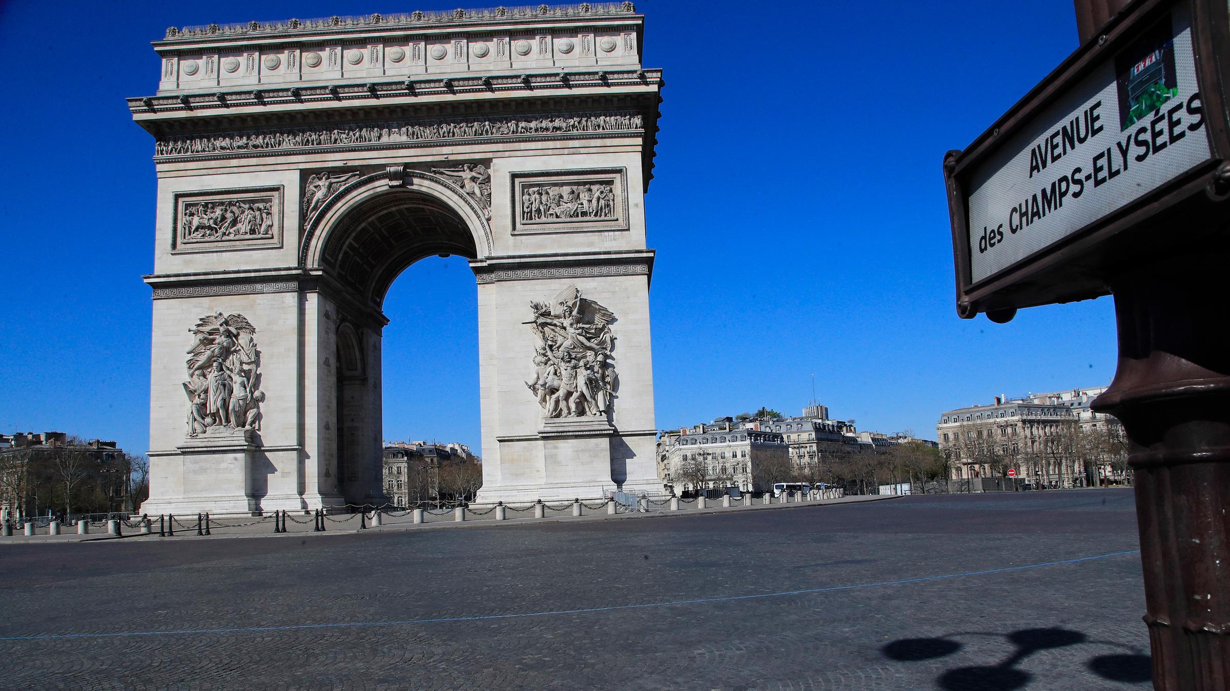 Paris -  Kein Verkehr um den Arc de Triomphe