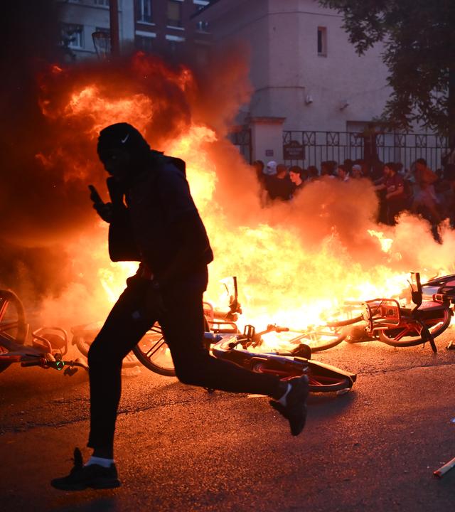 E-Bikes brennen in Paris nach dem Sieg von PSG über Arsenal im Champions-League-Finale.
