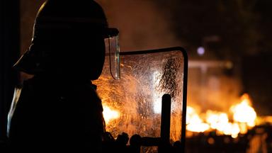 Ein Polizeibeamter im Einsatz bei den Studentenprotesten in Paris am 18.10.2026.