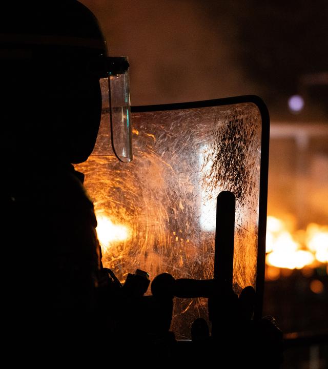 Ein Polizeibeamter im Einsatz bei den Studentenprotesten in Paris am 18.10.2026.
