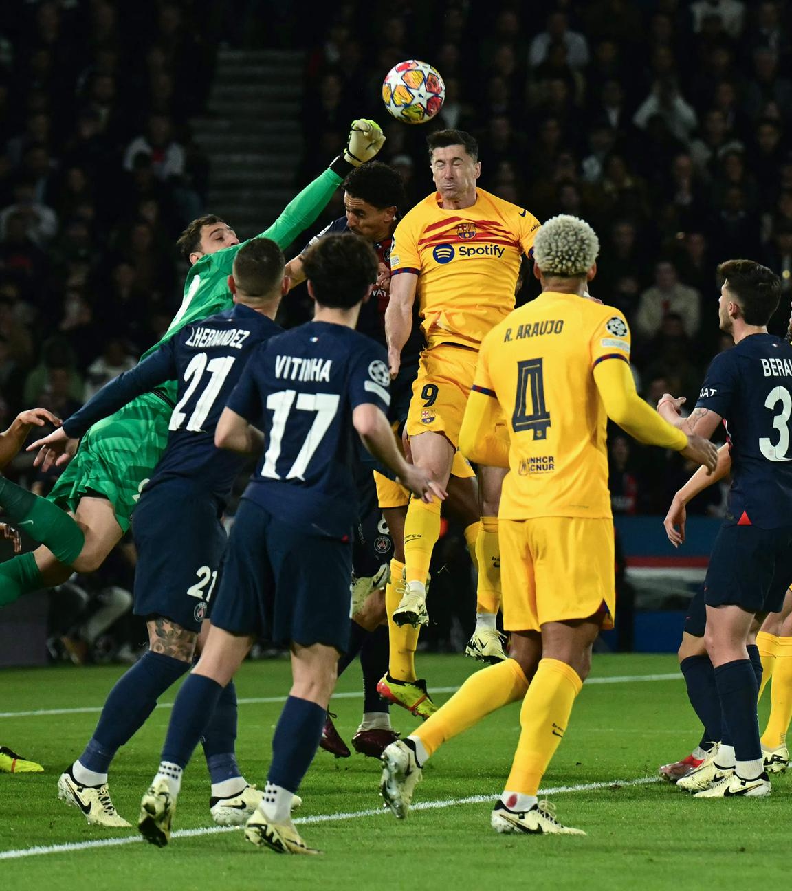 Paris Saint-Germains Torwart, Gianluigi Donnarumma, schlägt den Ball weg.
