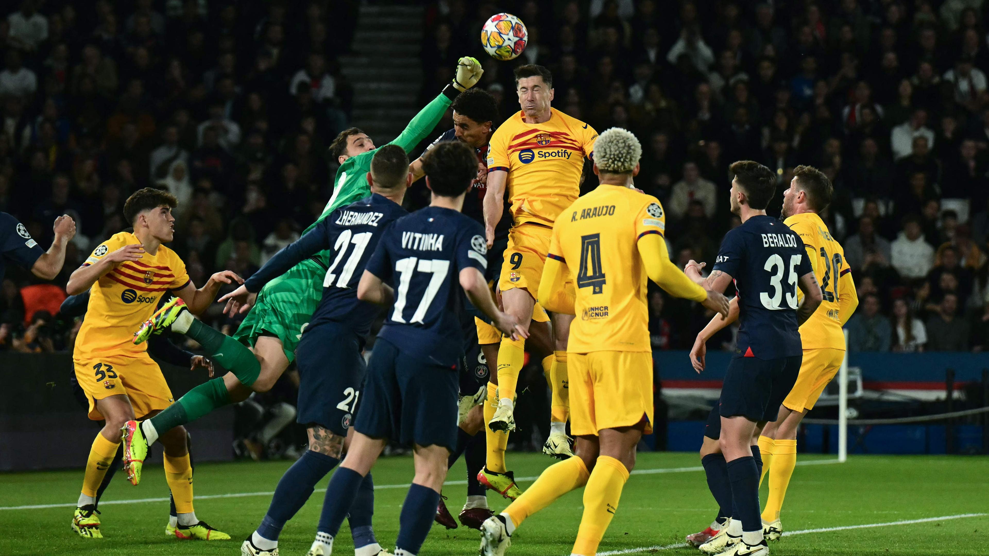 Paris Saint-Germains Torwart, Gianluigi Donnarumma, schlägt den Ball weg.