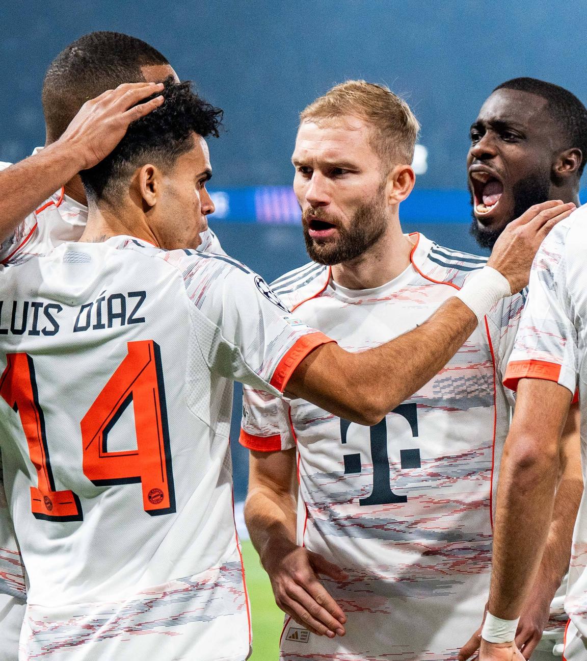 Spieler des FC Bayern jubeln über ein Tor bei Paris Saint-Germain in der Champions League.