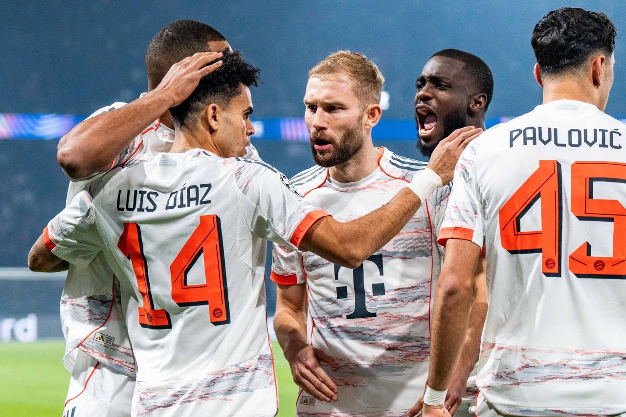 Spieler des FC Bayern jubeln über ein Tor bei Paris Saint-Germain in der Champions League.