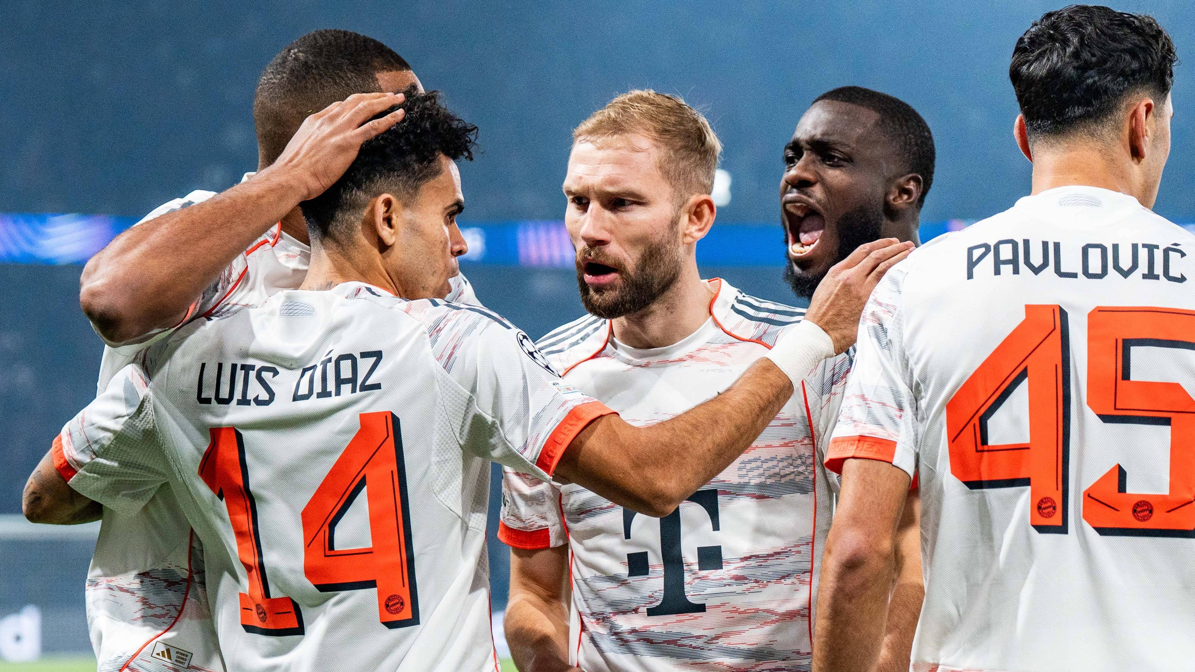 Spieler des FC Bayern jubeln über ein Tor bei Paris Saint-Germain in der Champions League.