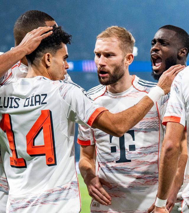 Spieler des FC Bayern jubeln über ein Tor bei Paris Saint-Germain in der Champions League.