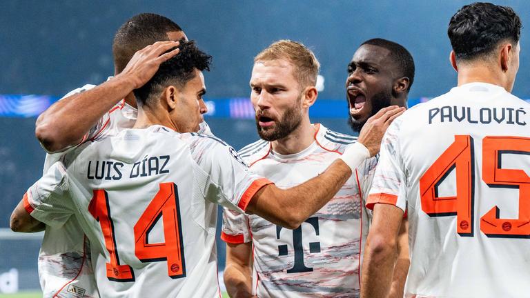 Spieler des FC Bayern jubeln über ein Tor bei Paris Saint-Germain in der Champions League.