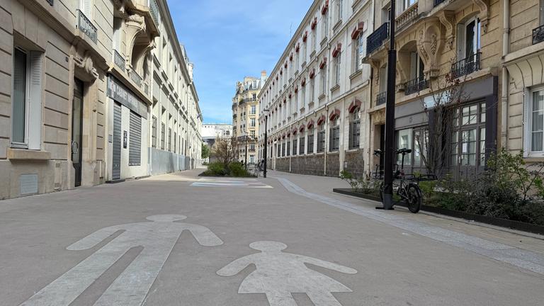 Eine Markierung auf dem Boden weist darauf hin, dass diese Straße in Paris Fußgehzone ist.