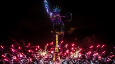 Feuerwerk und Drohnen über dem Eiffelturm in Paris am Vorabend des französischen Nationalfeiertags.