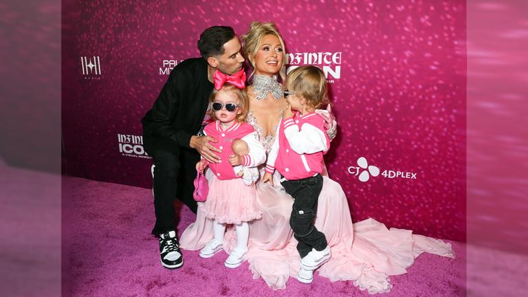 Paris Hilton präsentiert sich ganz in Pink auf der Premiere ihrer Infinite-Icon-Doku in Los Angeles. Mit dabei sind Gatte Carter Reum und ihre gemeinsamen Kinder Phoenix und London.