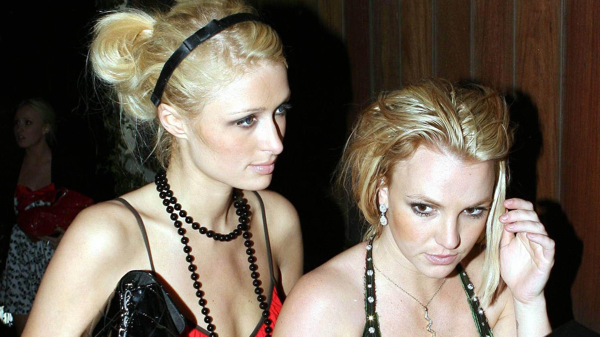 Ein Bild aus alten Zeiten, als Paris Hilton und Britney Spears um die Häuser zogen, gemeine Häme inklusive. "Das hat uns beide stark gemacht", sagt Hilton jetzt in einem Podcast. (30.01.2026)
