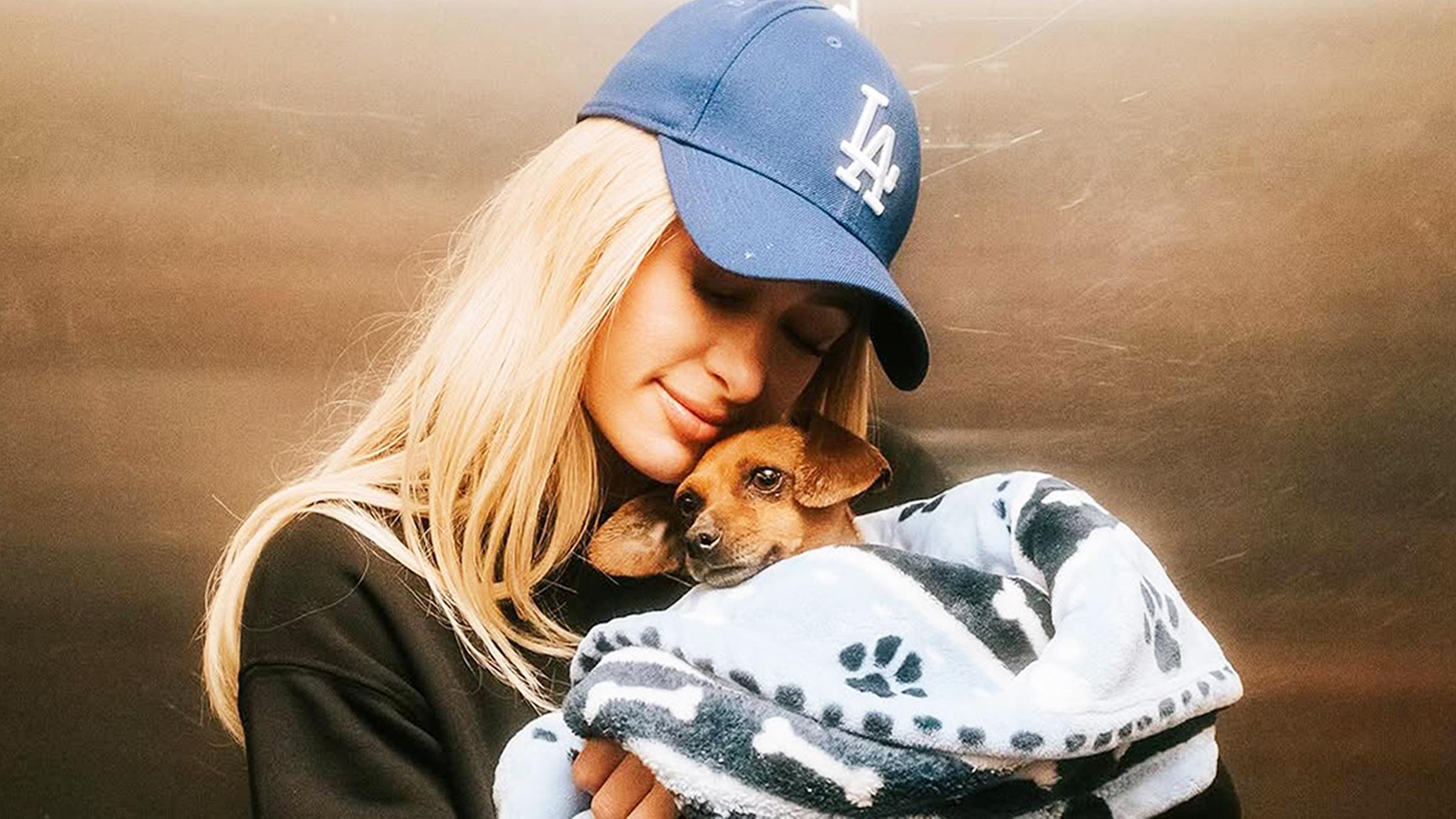 Paris Hilton posiert mit der Hundedame "Zuzu". 