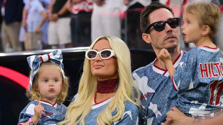 Paris Hilton mit Familie bei einer Veranstaltung im Stadion