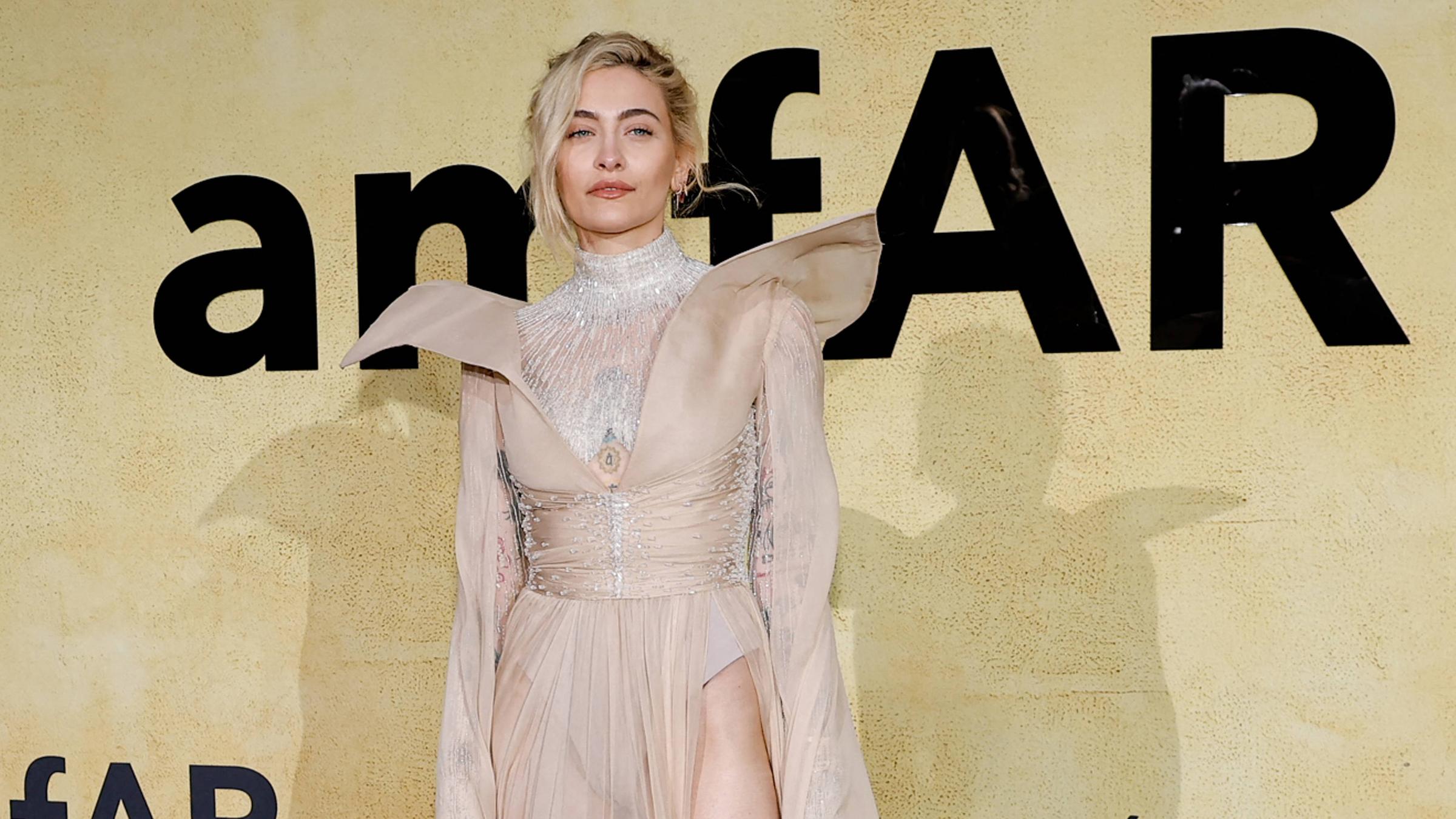Die Tochter von Michael Jackson ist nicht zum ersten Mal Gast bei der amfAR-Gala. In diesem Jahr schlägt Paris Jackson optisch zarte, futuristische Töne an. 