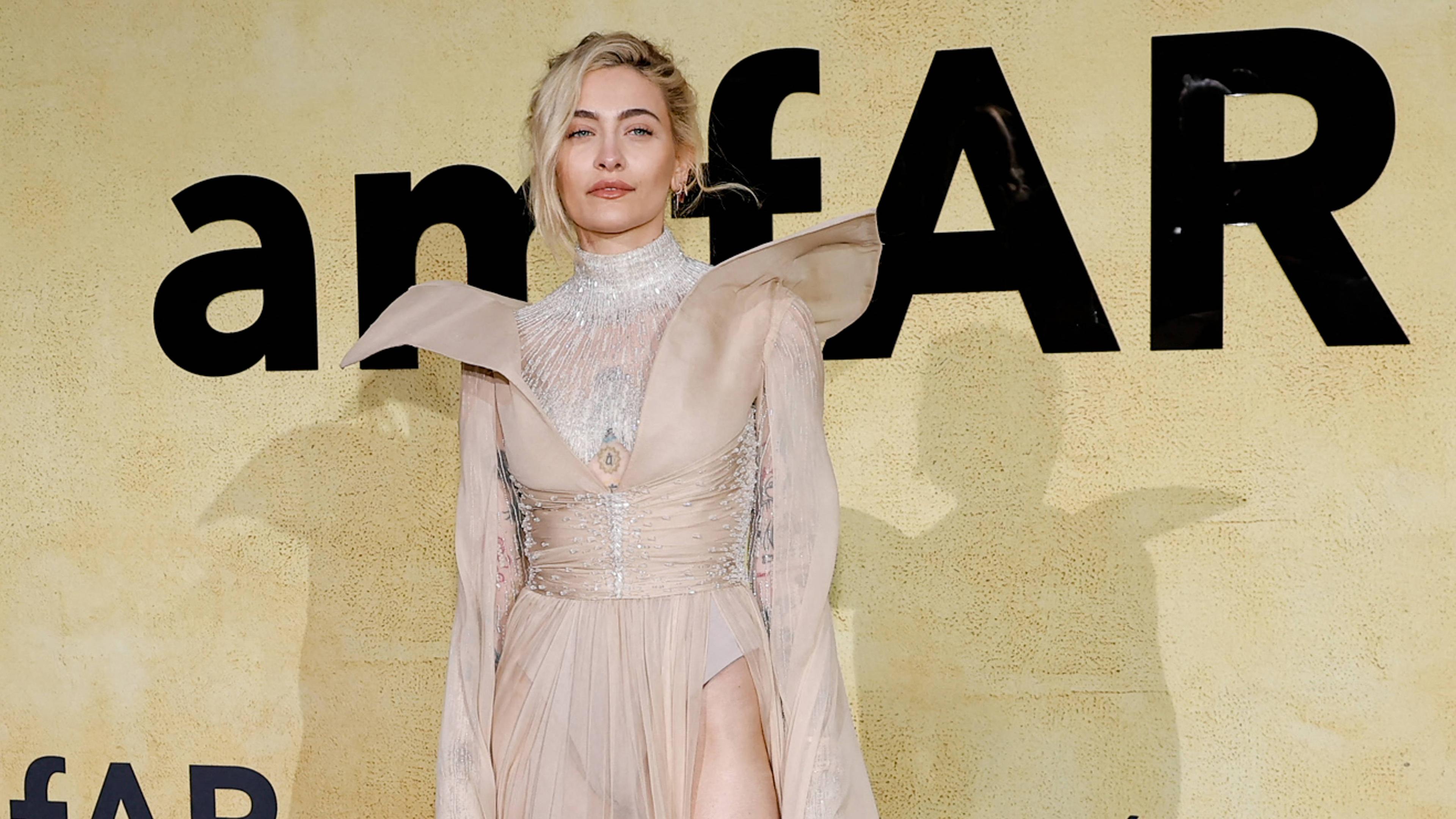 Die Tochter von Michael Jackson ist nicht zum ersten Mal Gast bei der amfAR-Gala. In diesem Jahr schlägt Paris Jackson optisch zarte, futuristische Töne an. 