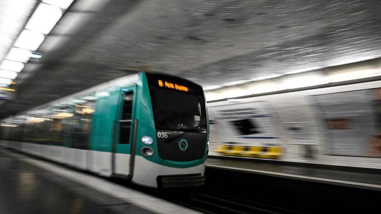 Ein Zug der Pariser Métro fährt.
