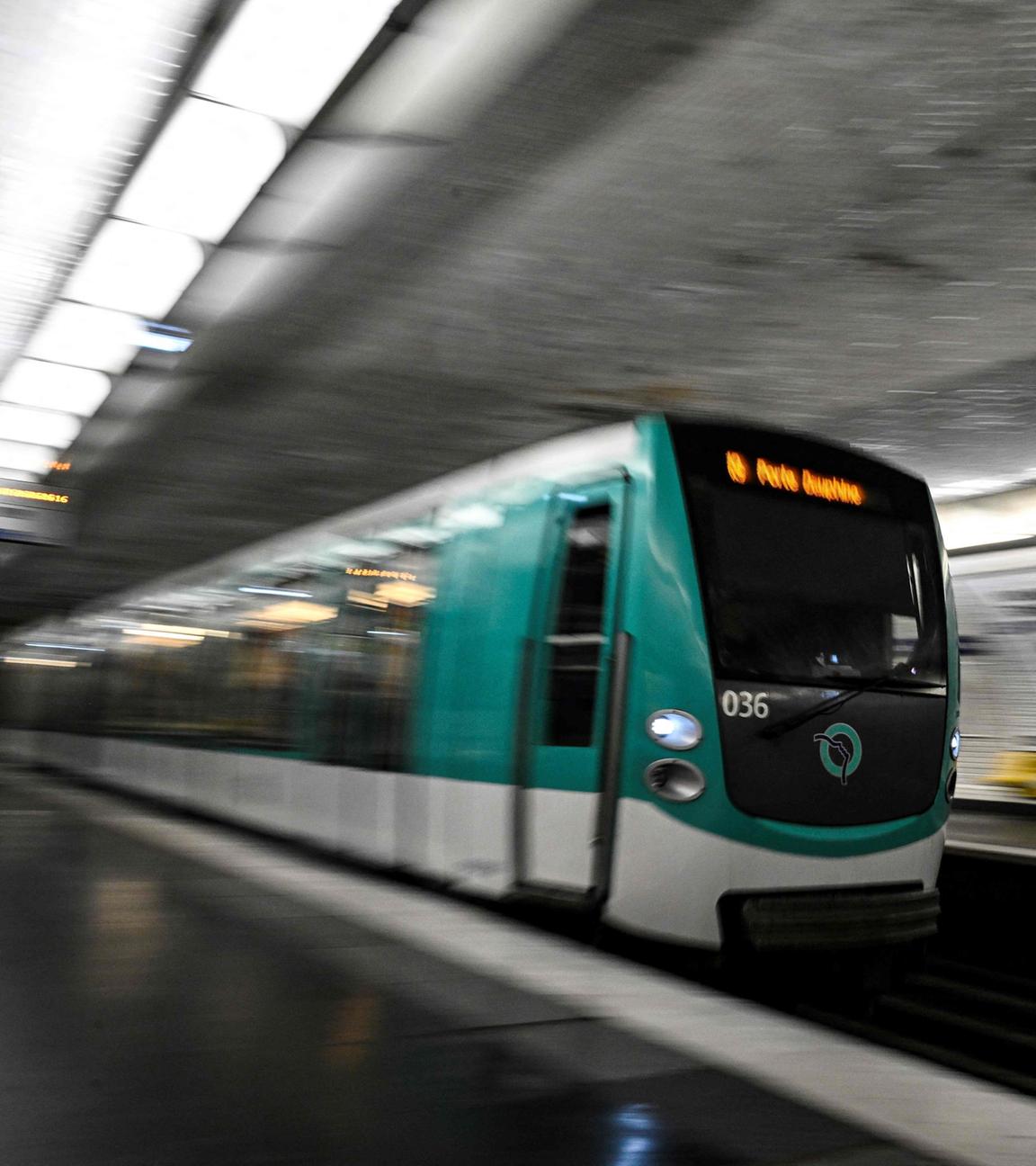 Zug der Metro in Paris