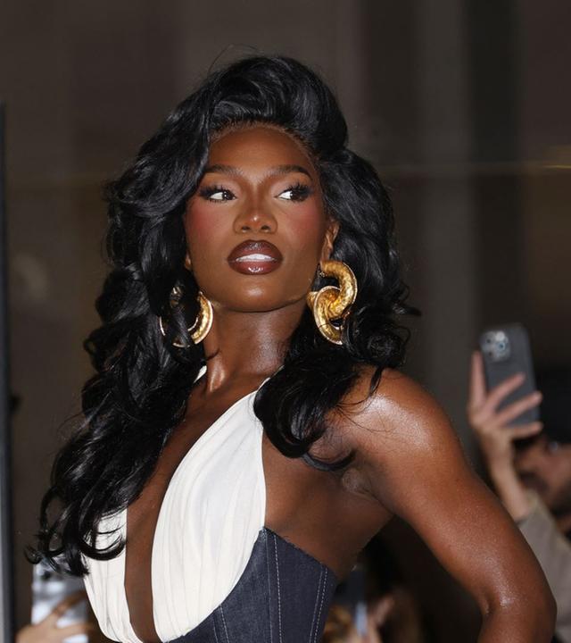 Sängerin Doja Cat vor der Schiaparelli Modenschau in Paris