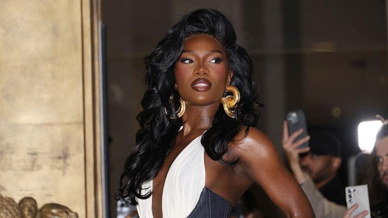 Sängerin Doja Cat vor der Schiaparelli Modenschau in Paris