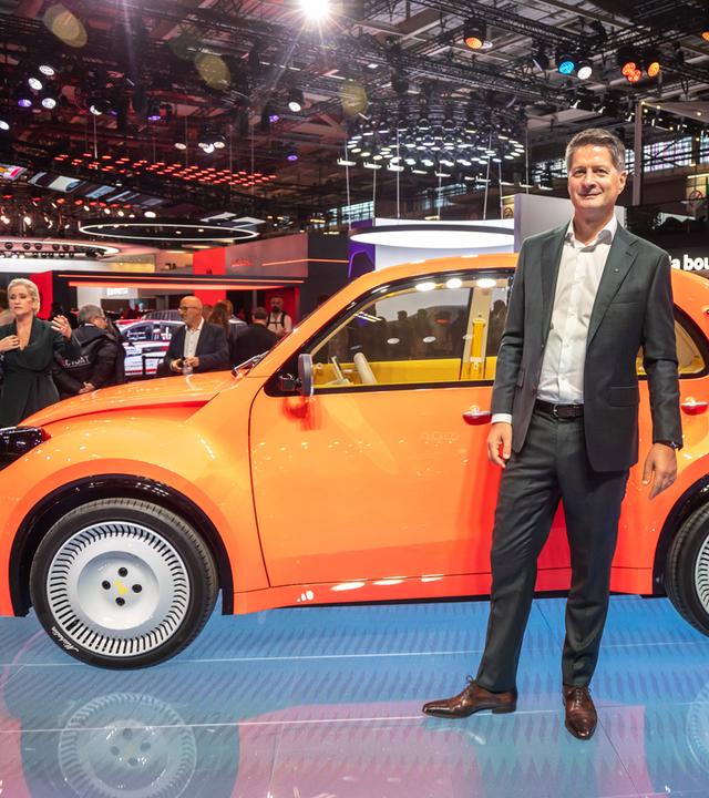 Xavier Chardon, CEO der Marken Citroën und DS, posiert während der Pressepräsentation des neuen 2CV-Modells am Citroën-Stand auf dem Pariser Autosalon in Paris (Frankreich) für Fotos.