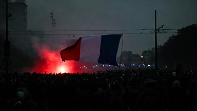 Ein Demonstrant schwenkt in der Nähe der Porte de Vincennes in Paris eine französische Flagge. Die Kundgebung am 24. Oktober 2026 fand im Rahmen eines landesweiten Mobilisierungsaufrufs statt, der ehemalige Mitglieder der „Gelbwesten“-Bewegung, Gewerkschaften sowie Schüler und Studierende zusammenbrachte; gefordert wurden unter anderem eine Stärkung der Kaufkraft, der Schutz öffentlicher Dienste sowie Steuer- und Sozialgerechtigkeit.