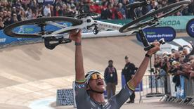Mathieu van der Poel celebra tras ganar la Paris Roubaix el 13 de abril de 2025.
