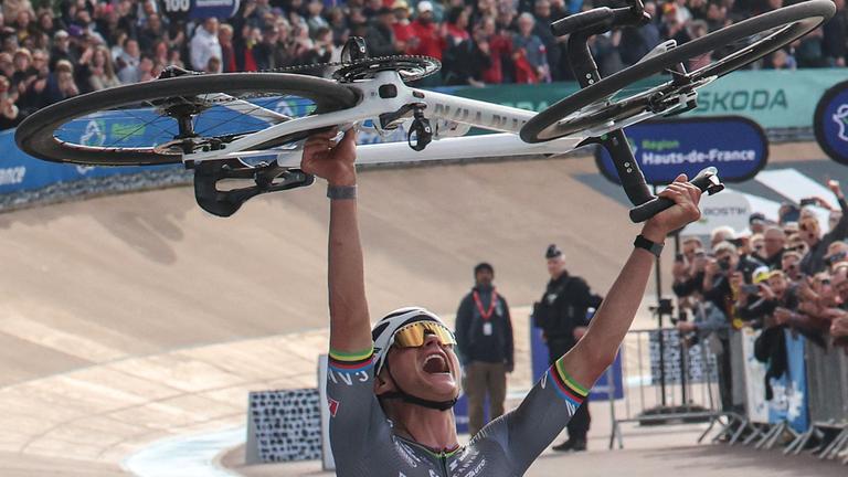 Mathieu van der Poel jubelt nach seinem Sieg beim Paris Roubaix am 13.04.2025.
