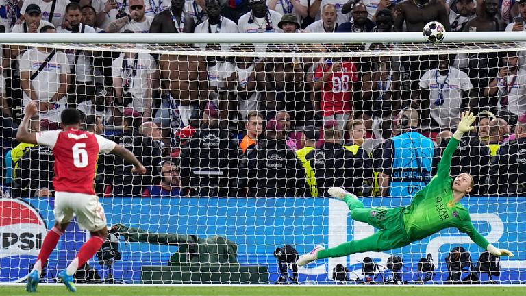 Gabriel Magalhães (FC Arsenal) schießt über das Tor im Elfmeterschießen.
